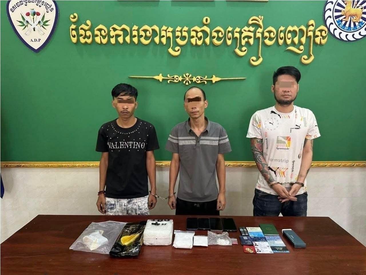 ឃាត់ខ្លួនជនសង្ស័យ ០៣នាក់ ជួញដូរគ្រឿងញៀនជាង ១គីឡូក្រាម នៅស្វាយរៀង