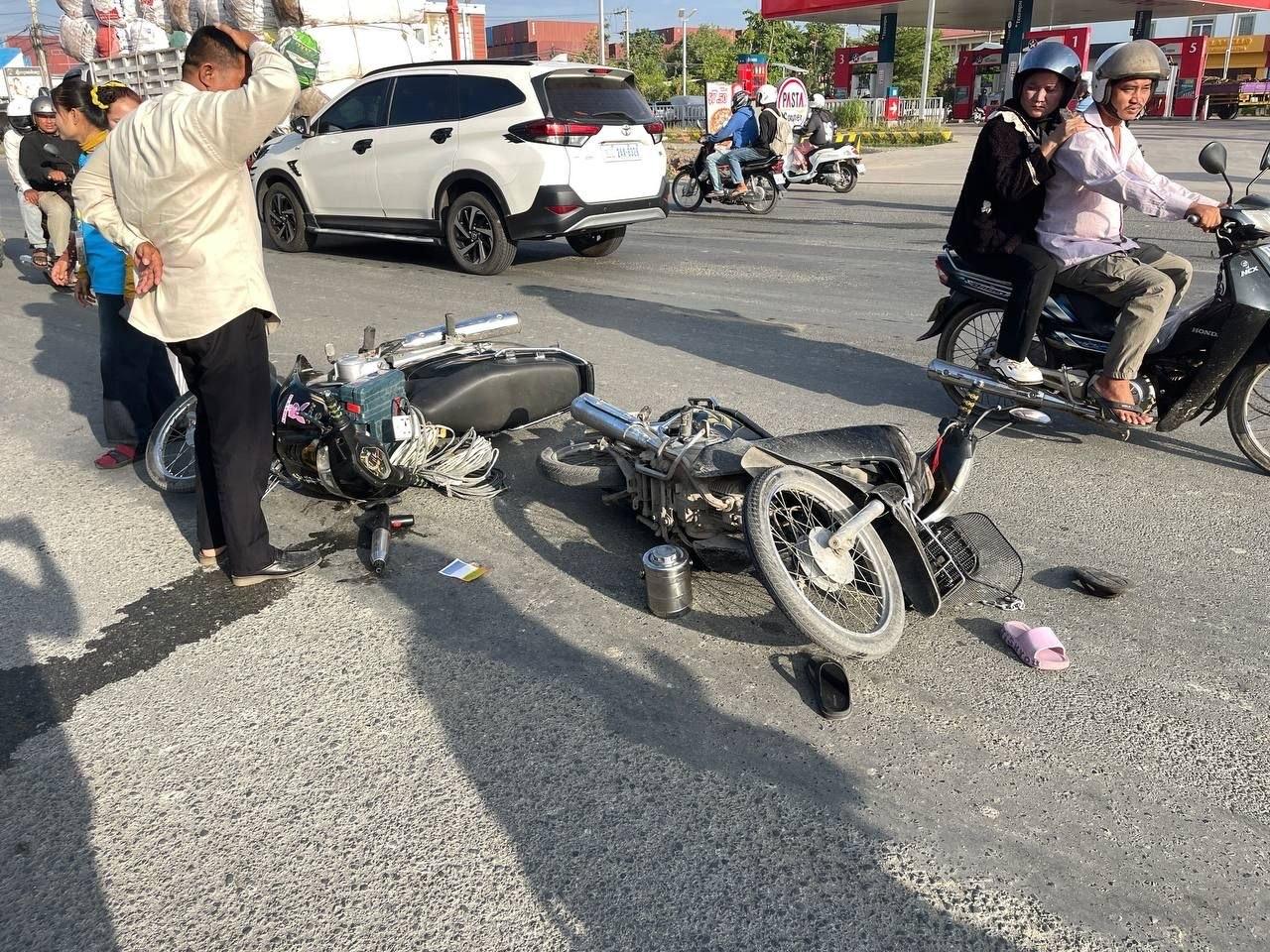 គ្រោះថ្នាក់ចរាចរណ៍រវាងម៉ូតូ២គ្រឿងបុកគ្នាពេញទំហឹង បុរសម្នាក់របួសត្រូវជើងក្បែរវត្តអរុវត្តី
