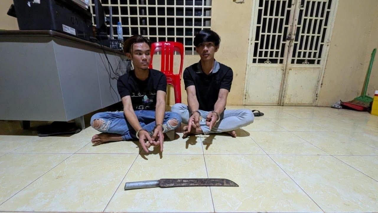 «ញាក់សាច់!» ក្មេងស្ទាវអង្គុយពីលើដាវ ដាក់ក្រោមកែបម៉ូតូ សមត្ថកិច្ចក្រុងសួងឃាត់ខ្លួនជនសង្ស័យ២នាក់