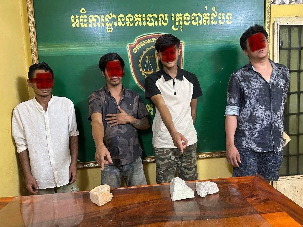 ភ្លើងឆេះស្រែកណ្តាលរាត្រី! ទំនាស់ពាក្យសំដីក្លាយជាសង្រ្គាមដុំថ្មនៅក្រុងបាត់ដំបង សមត្ថកិច្ចចាប់បាន៤នាក់