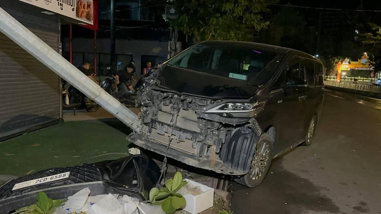 រថយន្ត LEXUS LM300 បុកបង្គោលភ្លើងផ្លូវជាតិលេខ២ ខូចខាតយ៉ាងដំណំ! អ្នកបើកបរជនជាតិចិនរួចជីវិត