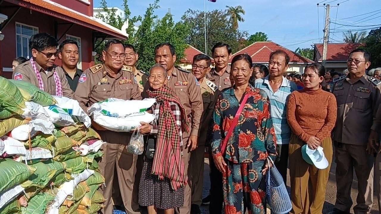 អភិបាលស្រុកមង្គលបូរី ដឹកនាំចែកអង្ករ១២តោនជូន៦០០គ្រួសារខ្វះខាត ក្នុងទឹកចិត្តមនុស្សធម៌ដ៏ថ្លៃថ្លា
