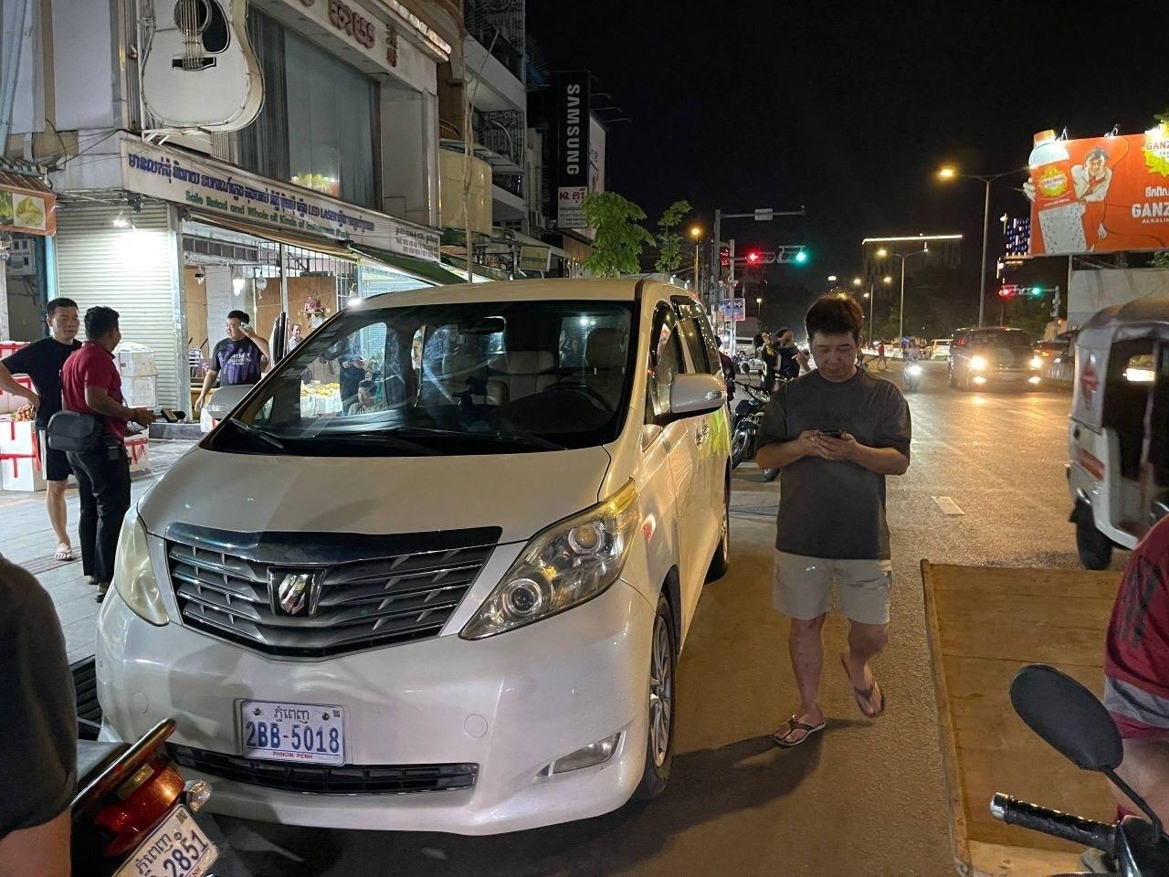 ភ្ញាក់ផ្អើល! ជនជាតិចិនឈប់រថយន្តទិញទុរ៉េន ត្រូវចោរគាស់ទ្វារឆក់កាបូបលុយសឹករត់បាត់