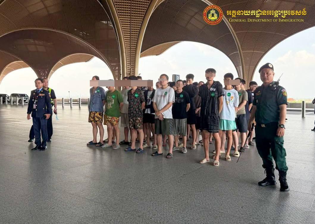 កម្ពុជាបណ្ដេញជនជាតិចិន៣១៩នាក់ ពាក់ព័ន្ធករណីឆបោកអនឡាញចេញពីប្រទេស