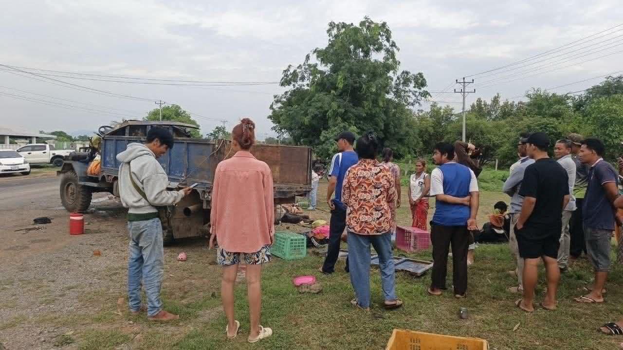 សោកនាដកម្ម! ឡានដឹកកម្មករបេះស្វាយក្រឡាប់ផ្ទប់ឡានធំ ស្លាប់១នាក់ របួស២១នាក់