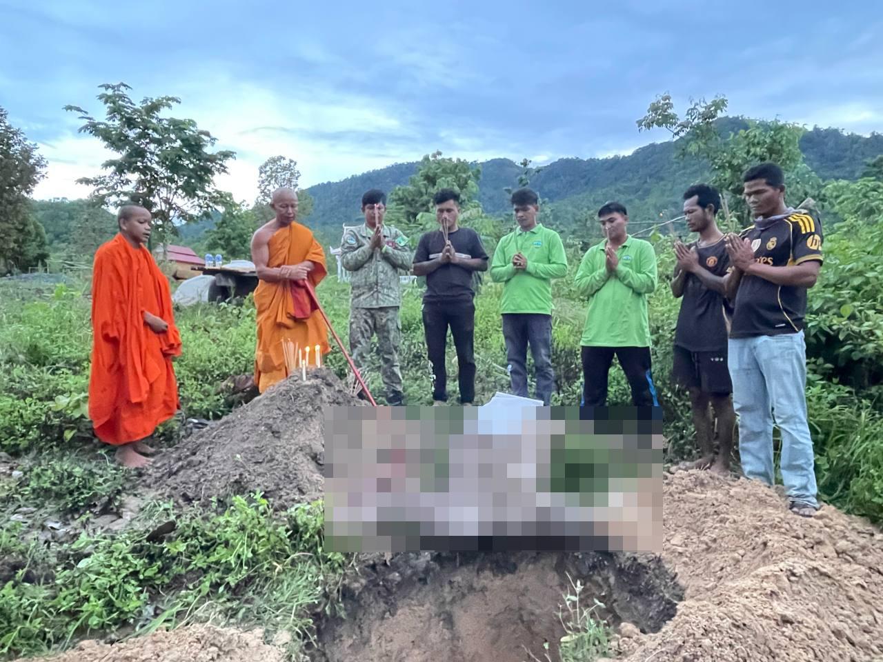 រន្ធត់! ប្រើសញីពេញផ្ទៃពោះវង្វេងចូលភូមិ ត្រូវមនុស្សអគតិវាយដំឆ្កែខាំស្លាប់ទាំងម្តាយទាំងកូន