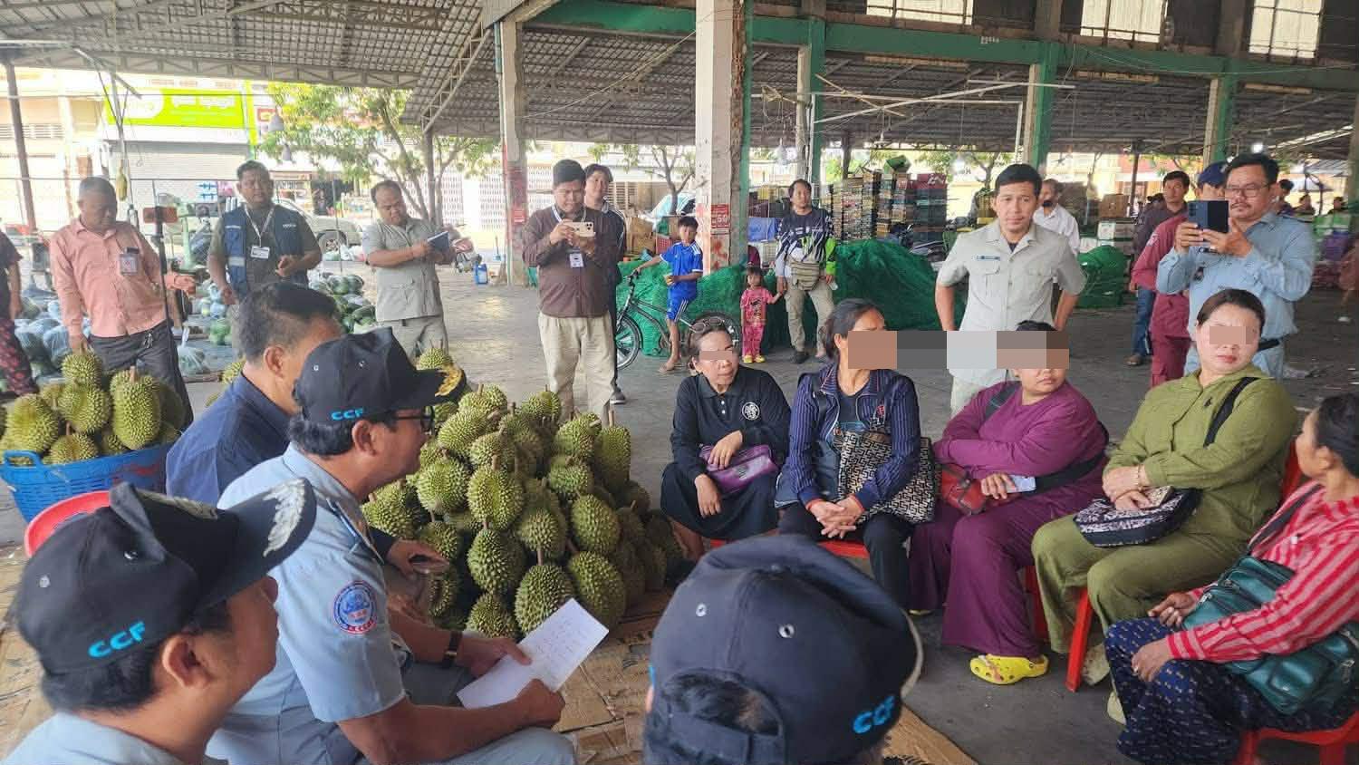 ក.ប.ប ខេត្តបាត់ដំបង ណែនាំអាជីវករទុរេនត្រូវមានវិក័យបត្រ និងប្រភពច្បាស់លាស់ ក្រោយចុះត្រួតពិនិត្យផ្សារភូពុយ