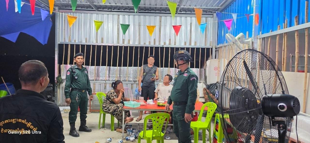 លេងភ្លេងរហូតដល់ជិត១១យប់! អធិការនគរបាលក្រុងតាខ្មៅចេញប្រតិបត្តិការដកហូតធុងបាស់រំខានអ្នកជិតខាង