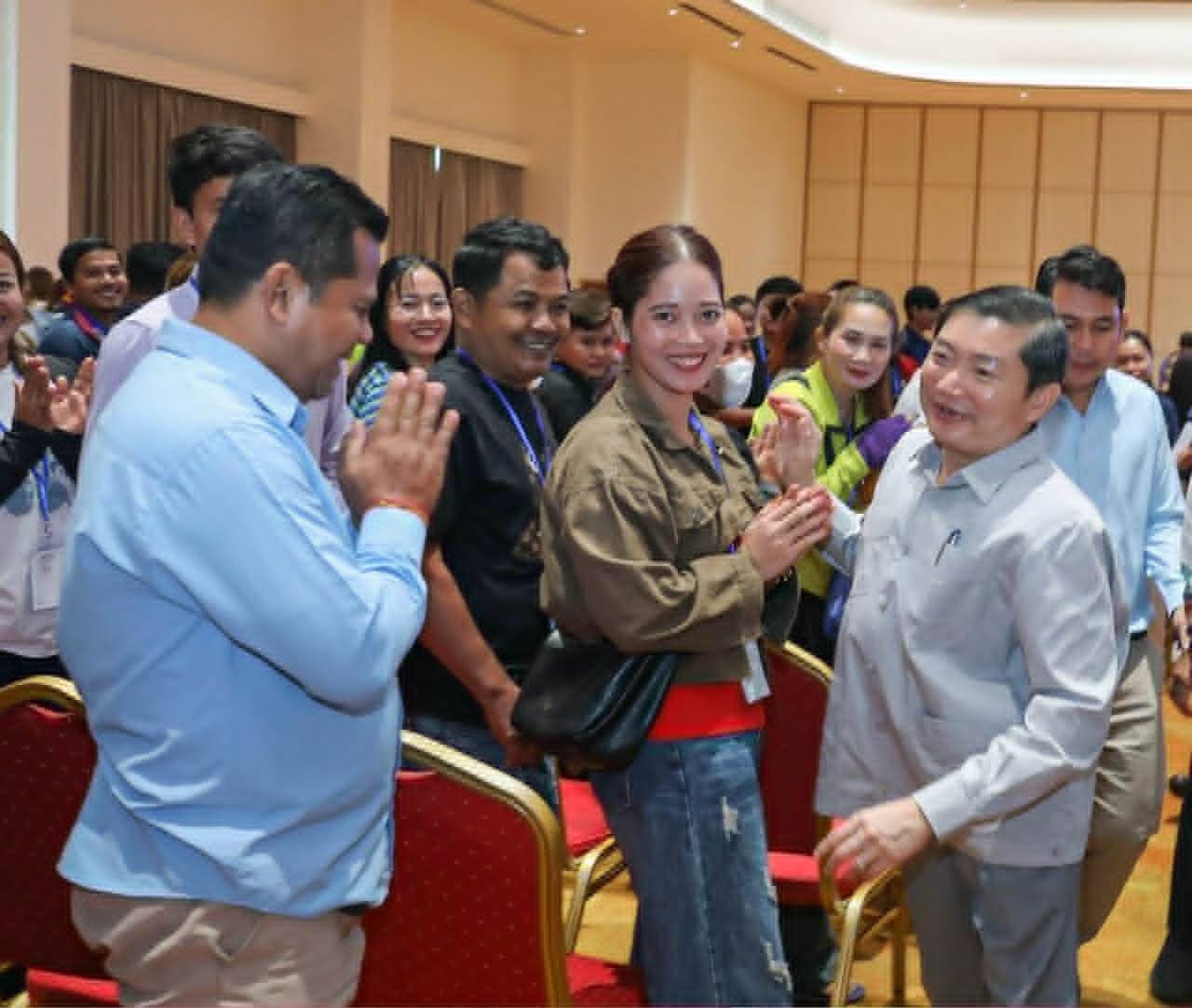 វេទិកាសន្ទនាសង្គមទិវាពលកម្ម ១ឧសភា៖ កម្មករនិយោជិតជាង១ពាន់នាក់សាទរចូលរួមជាមួយរដ្ឋាភិបាល