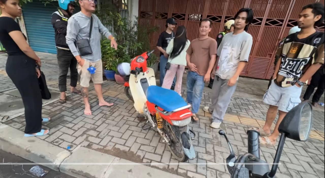 អាសូរកំលោះតួ MV ឆក់ទូរស័ព្ទនារីបានសម្រេច តែម៉ូតូអស់សាំងត្រូវគេចាប់បានស្រួលៗ