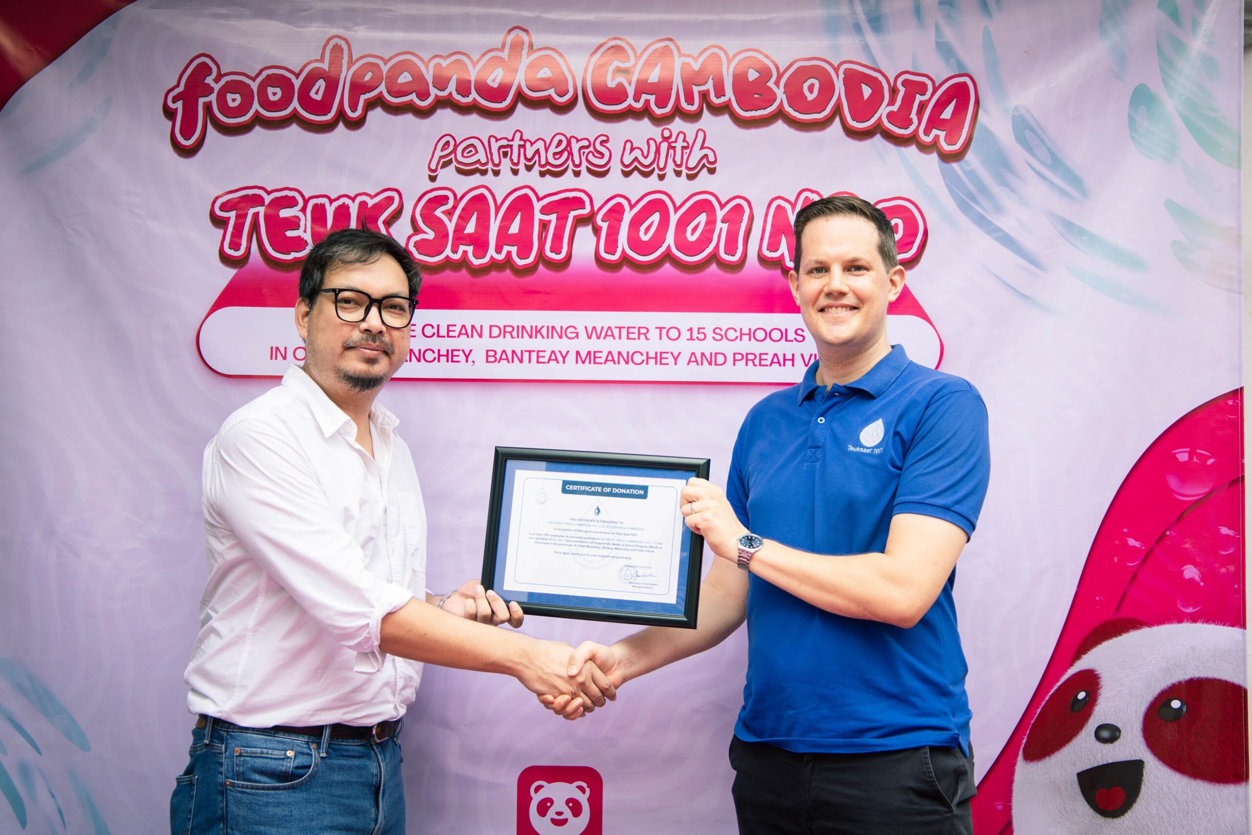 foodpanda Cambodia ភ្ជាប់ដៃជាមួយអង្គការទឹកស្អាត ១០០១ បរិច្ចាគទឹកស្អាតជូនសិស្សជិត ៤,០០០ នាក់នៅខេត្តភាគខាងជើង