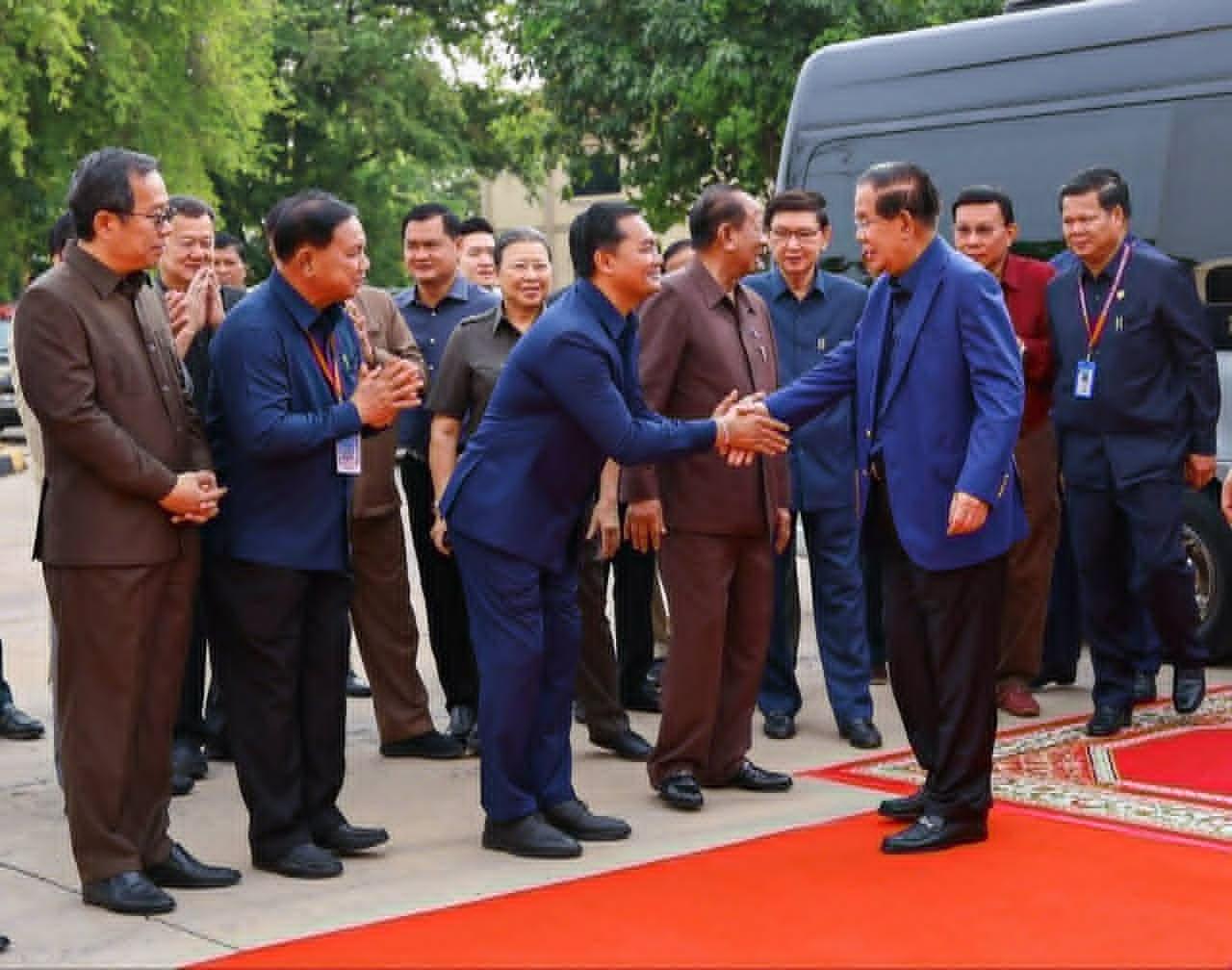 សម្តេចតេជោ ហ៊ុន សែន សំណេះសំណាលជាមួយក្រុមប្រឹក្សាខេត្តកំពង់ស្ពឺ សរុបជិត ១០០០ នាក់ សង្កត់ធ្ងន់លើការបម្រើប្រជាពលរដ្ឋឲ្យបានល្អប្រសើរ