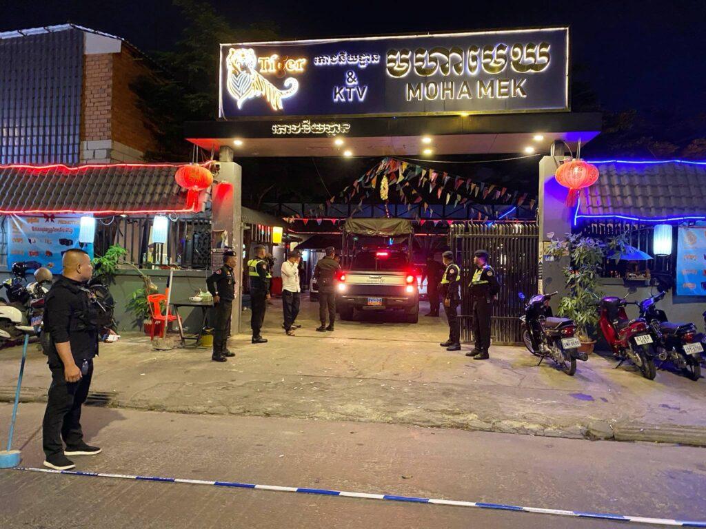 អាវុធហត្ថរាជធានីភ្នំពេញ វាយឆ្មក់ភោជនីយដ្ឋាន KTV «មហាមេឃ» ឃាត់ខ្លួនជាង ៥០នាក់ សង្ស័យជួញដូរមនុស្ស និងអនីតិជន