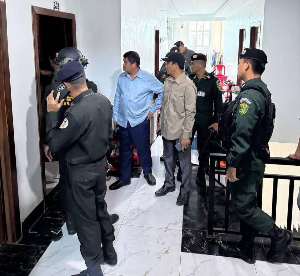 រលកថ្មី! អាជ្ញាធរខេត្តបន្ទាយមានជ័យ វាយខ្មែរទីតាំង Online Scam នៅប៉ោយប៉ែត ឃាត់ខ្លួនជនបរទេសជាង ៤០០នាក់ ដកហូតគ្រឿងអេឡិចត្រូនិកជាច្រើន