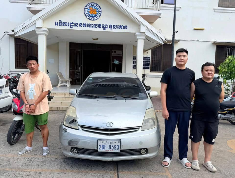 បុកគ្នាតែម្ដង! ជនជាតិចិន-ខ្មែរ ០៣នាក់ត្រូវឃាត់ខ្លួនក្រោយប្រើហិង្សាដេញវាយគ្នាពេញផ្លូវ កើតពីគ្រោះថ្នាក់ចរាចរណ៍តូចតាច