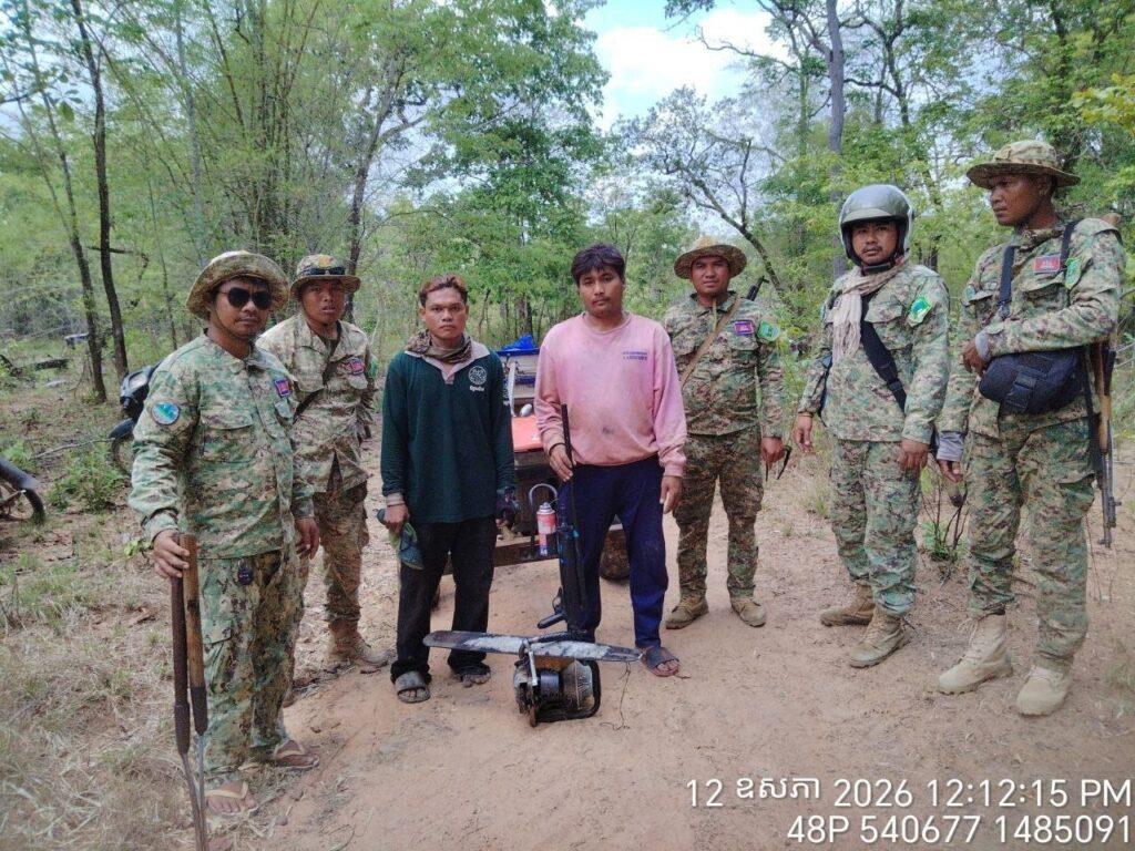 បង្ក្រាបបទល្មើសព្រៃឈើក្នុងព្រៃសហគមន៍បង្កនសែនជ័យ ឃាត់ខ្លួនជនសង្ស័យ២នាក់ ដកហូតគោយន្តនិងអាវុធ