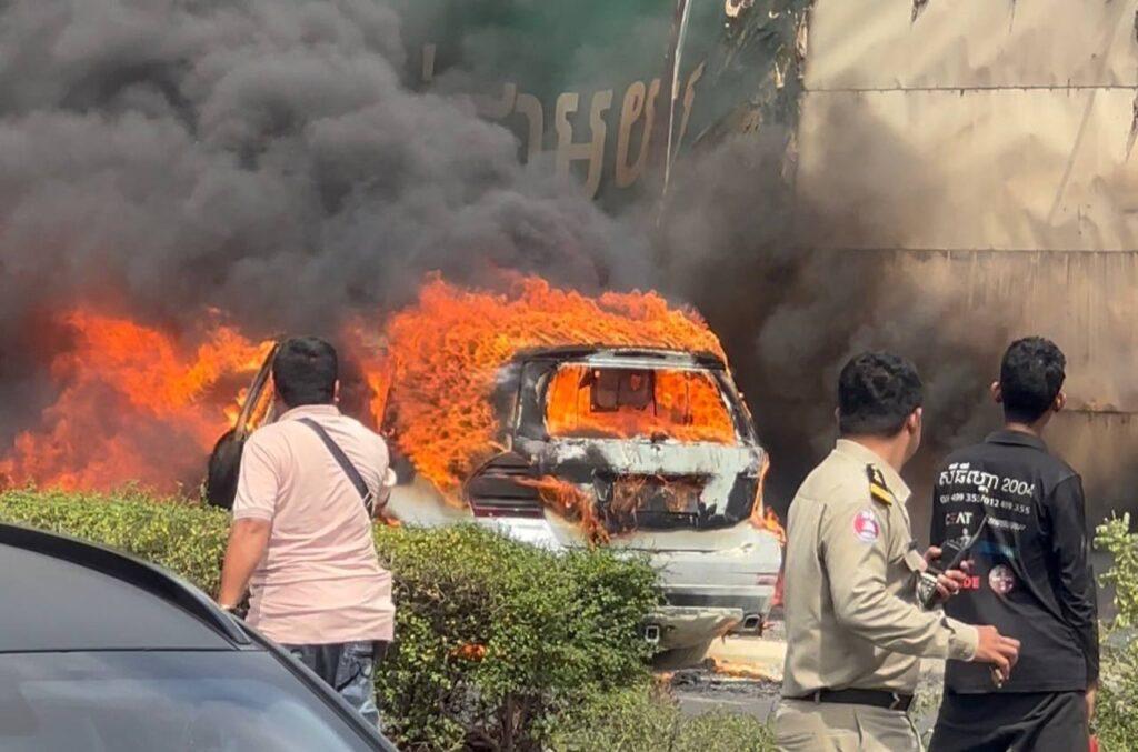 ភ្លើងឆេះរថយន្ត Mercedes ខូចខាតទាំងស្រុងនៅផ្លូវ២០០៤ សង្ស័យឆ្លងប្រព័ន្ធភ្លើង